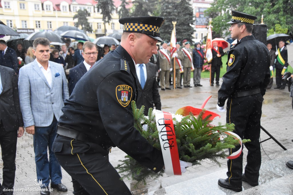 Obchody pod pomnikiem na pl. Wolności
