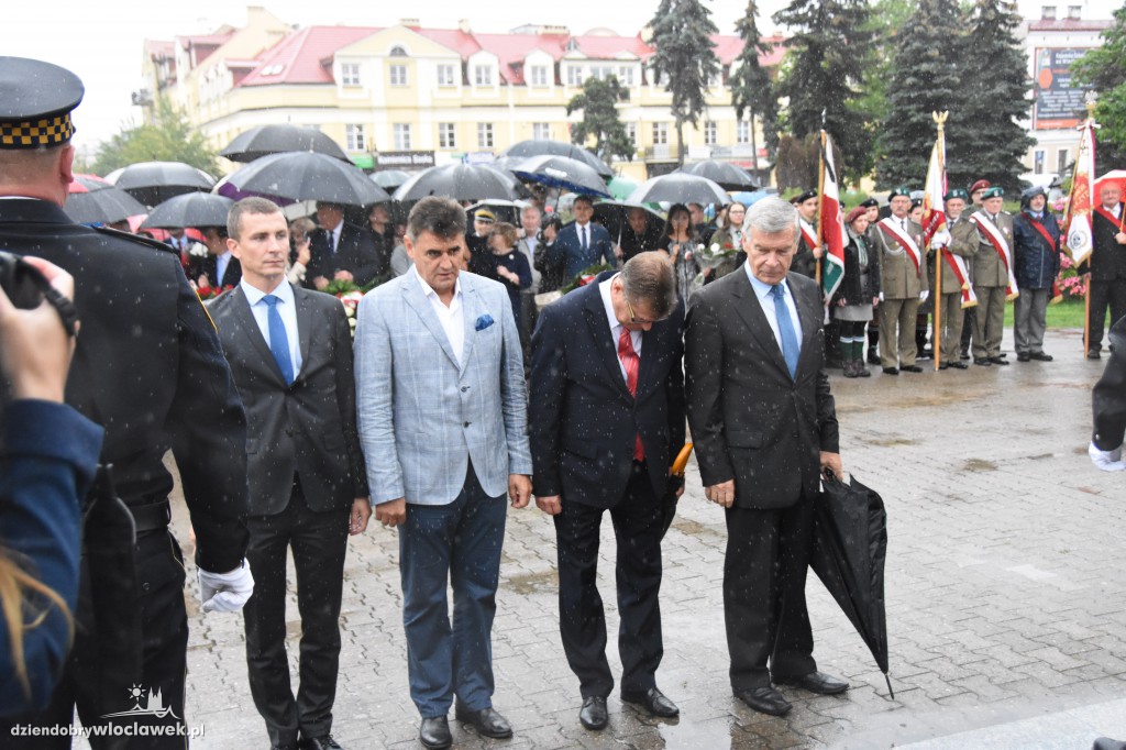 Obchody pod pomnikiem na pl. Wolności