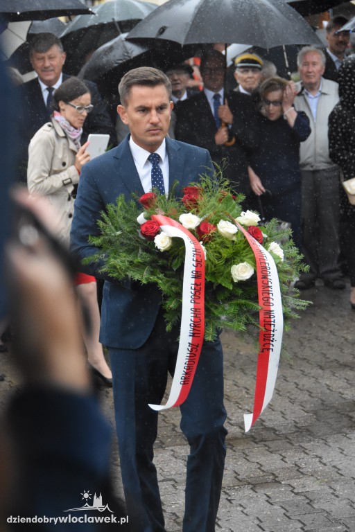Obchody pod pomnikiem na pl. Wolności