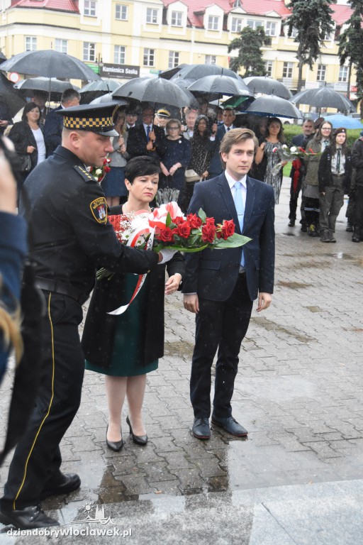 Obchody pod pomnikiem na pl. Wolności