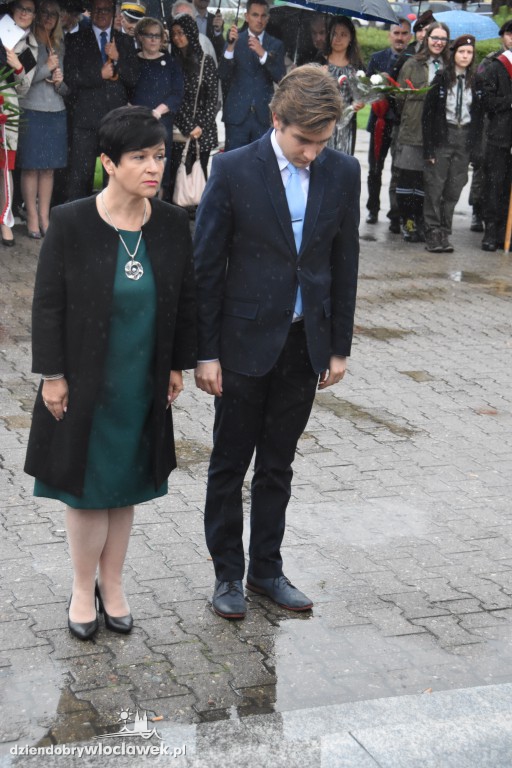 Obchody pod pomnikiem na pl. Wolności