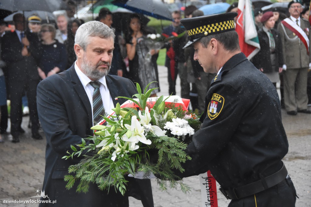 Obchody pod pomnikiem na pl. Wolności