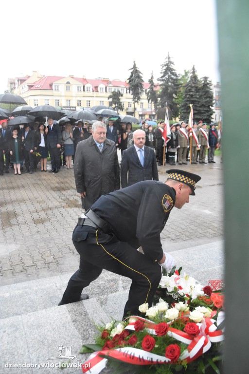 Obchody pod pomnikiem na pl. Wolności