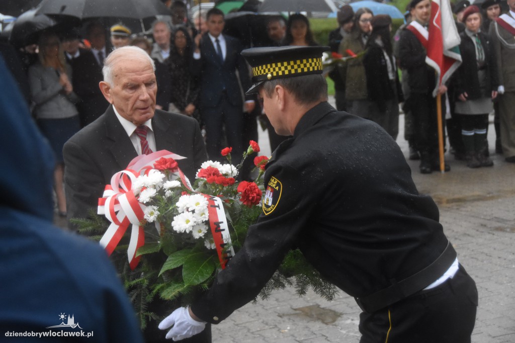 Obchody pod pomnikiem na pl. Wolności