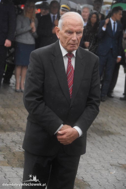 Obchody pod pomnikiem na pl. Wolności