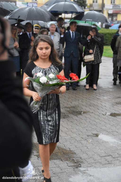 Obchody pod pomnikiem na pl. Wolności