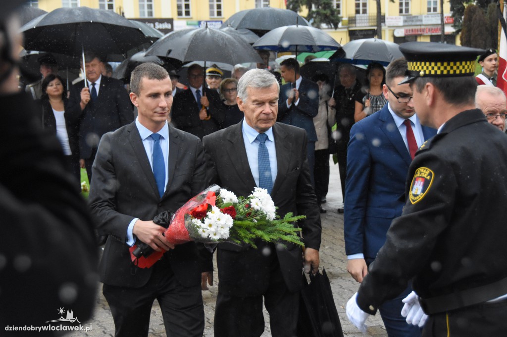 Obchody pod pomnikiem na pl. Wolności