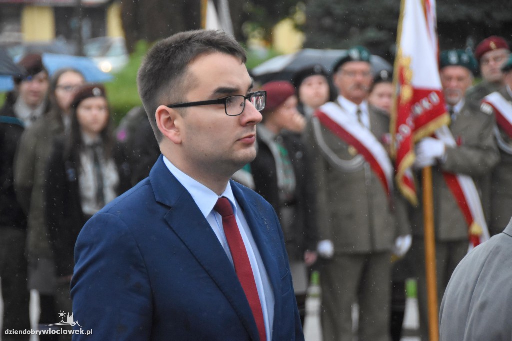 Obchody pod pomnikiem na pl. Wolności