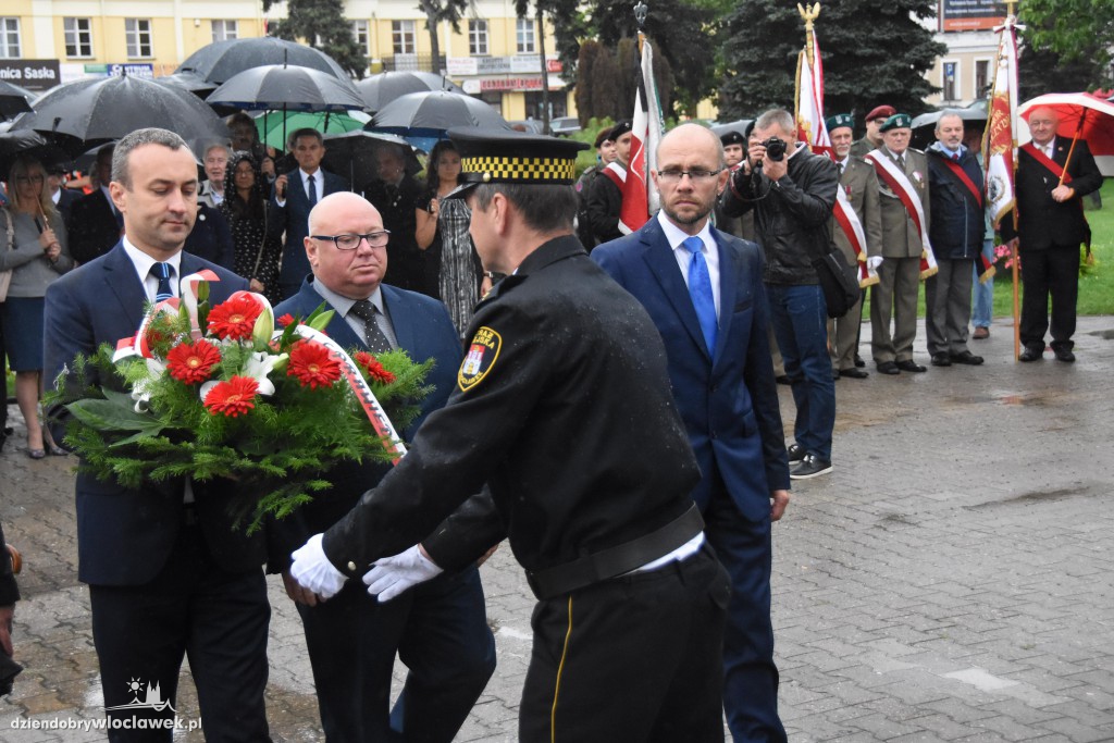 Obchody pod pomnikiem na pl. Wolności