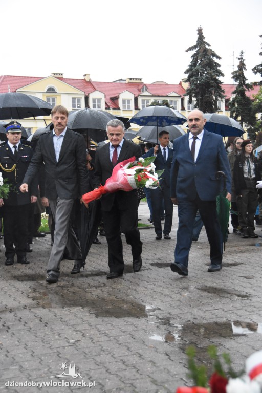 Obchody pod pomnikiem na pl. Wolności