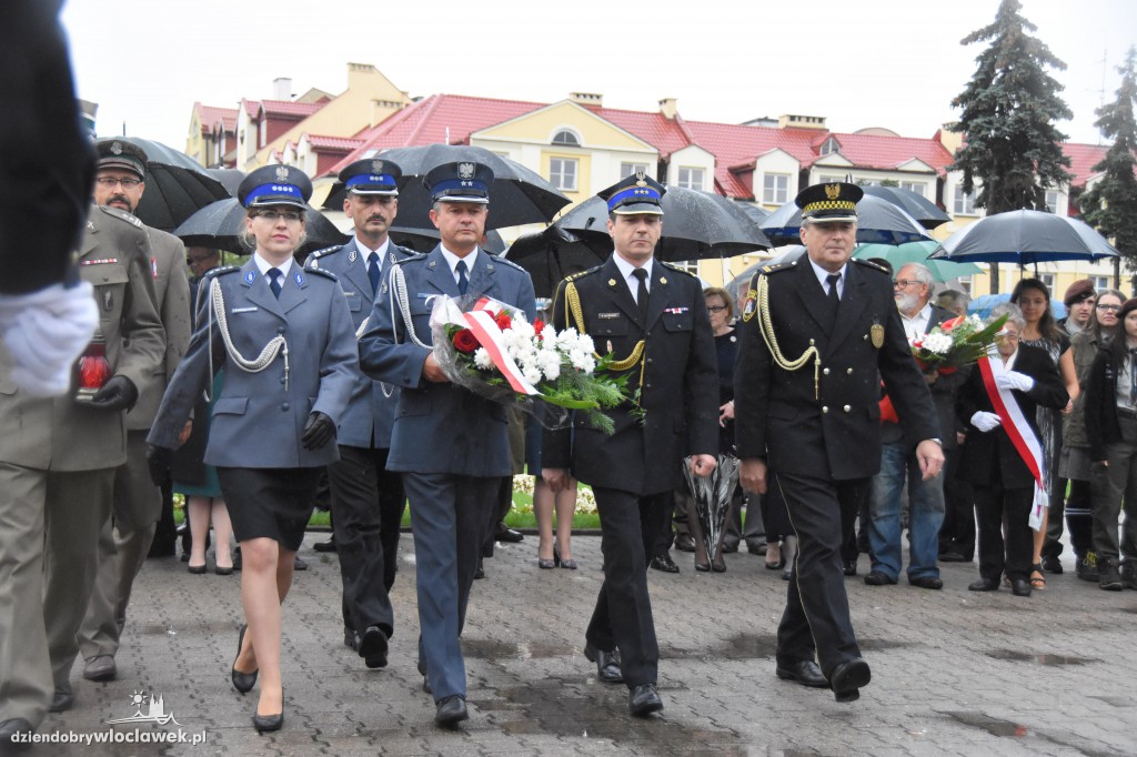 Obchody pod pomnikiem na pl. Wolności