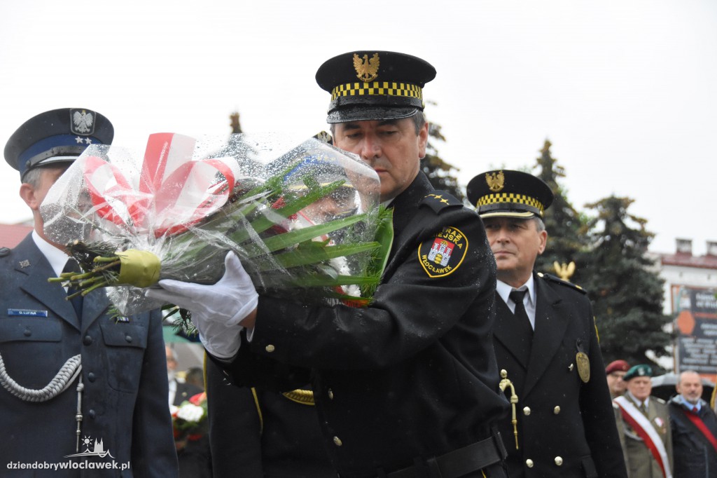 Obchody pod pomnikiem na pl. Wolności