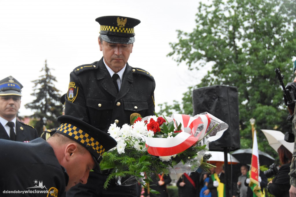 Obchody pod pomnikiem na pl. Wolności