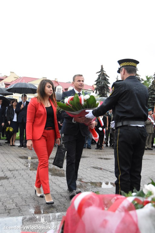 Obchody pod pomnikiem na pl. Wolności