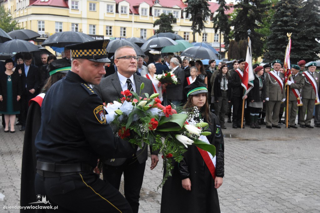 Obchody pod pomnikiem na pl. Wolności