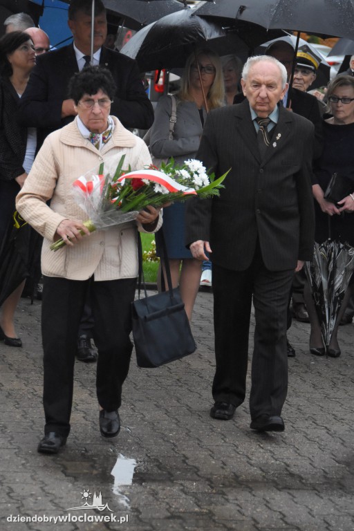 Obchody pod pomnikiem na pl. Wolności