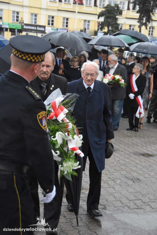 Obchody pod pomnikiem na pl. Wolności