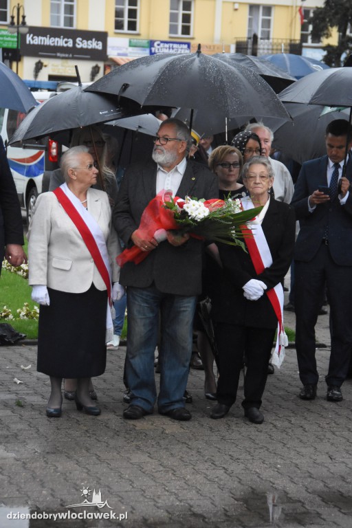 Obchody pod pomnikiem na pl. Wolności