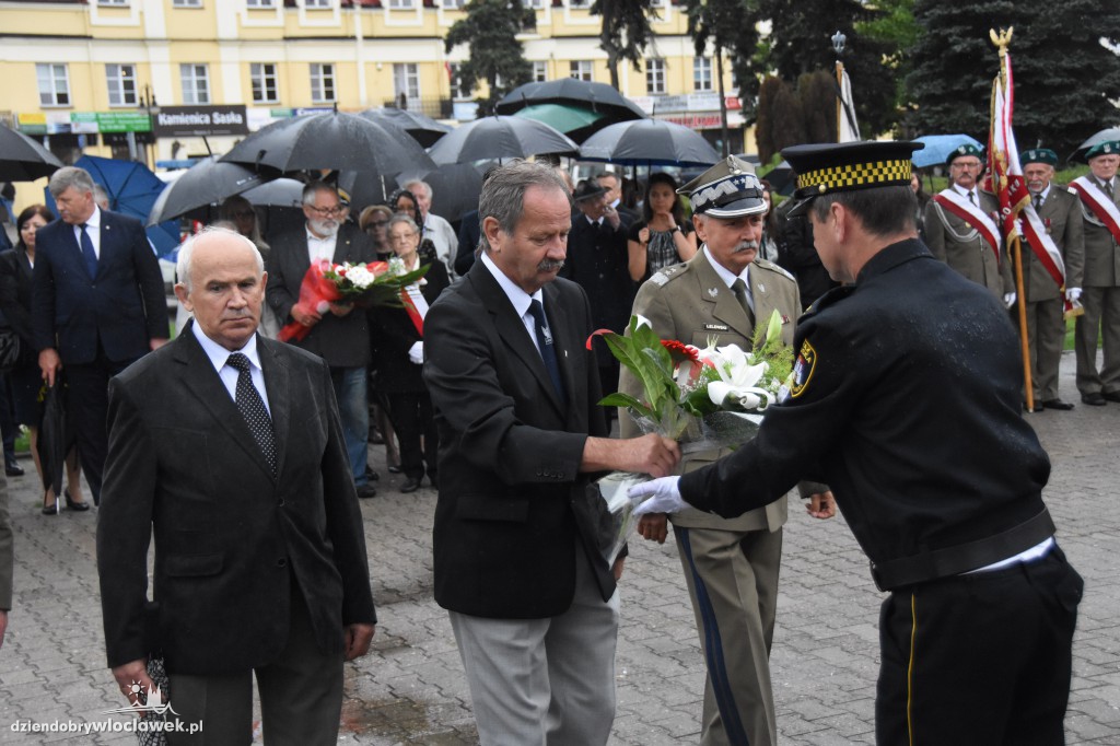 Obchody pod pomnikiem na pl. Wolności