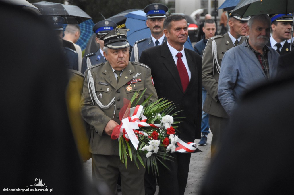 Obchody pod pomnikiem na pl. Wolności