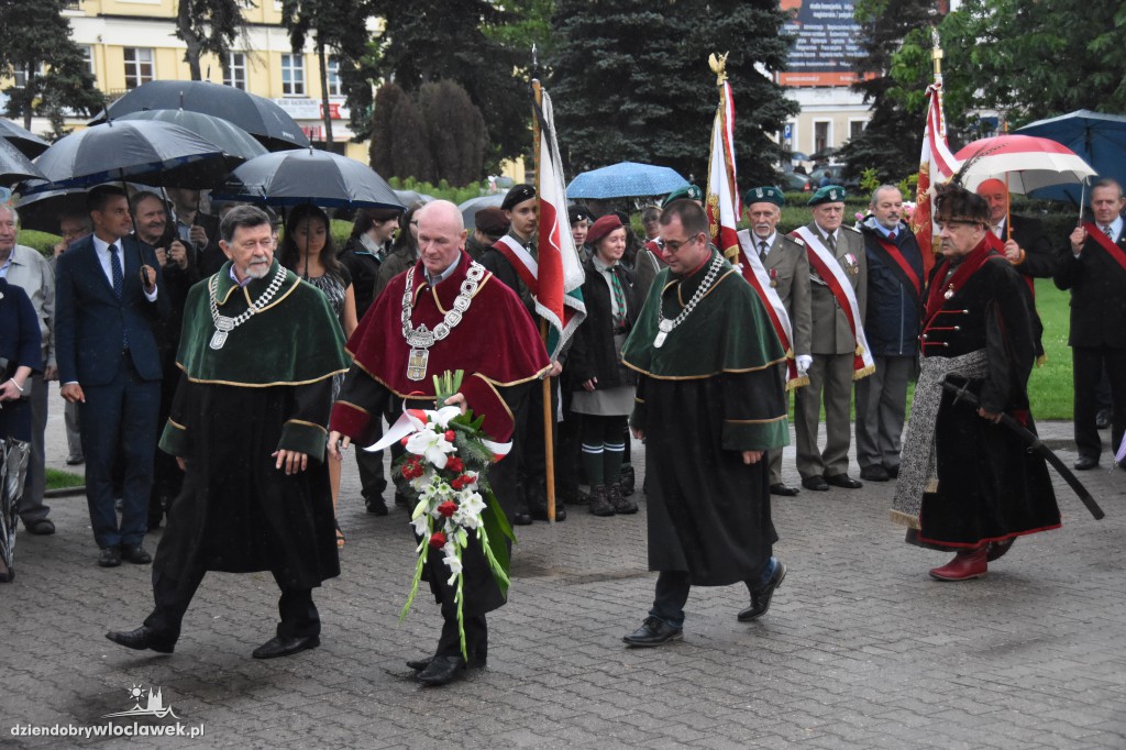 Obchody pod pomnikiem na pl. Wolności