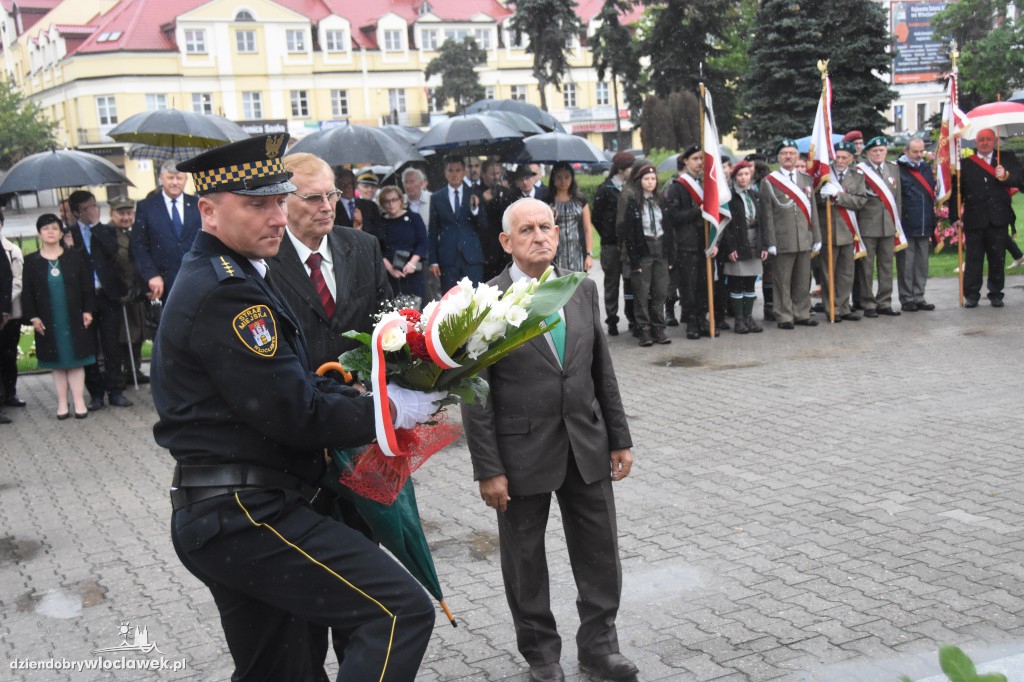 Obchody pod pomnikiem na pl. Wolności