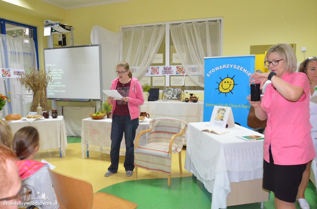 Czytanie 'Wesela' na dziecięcym