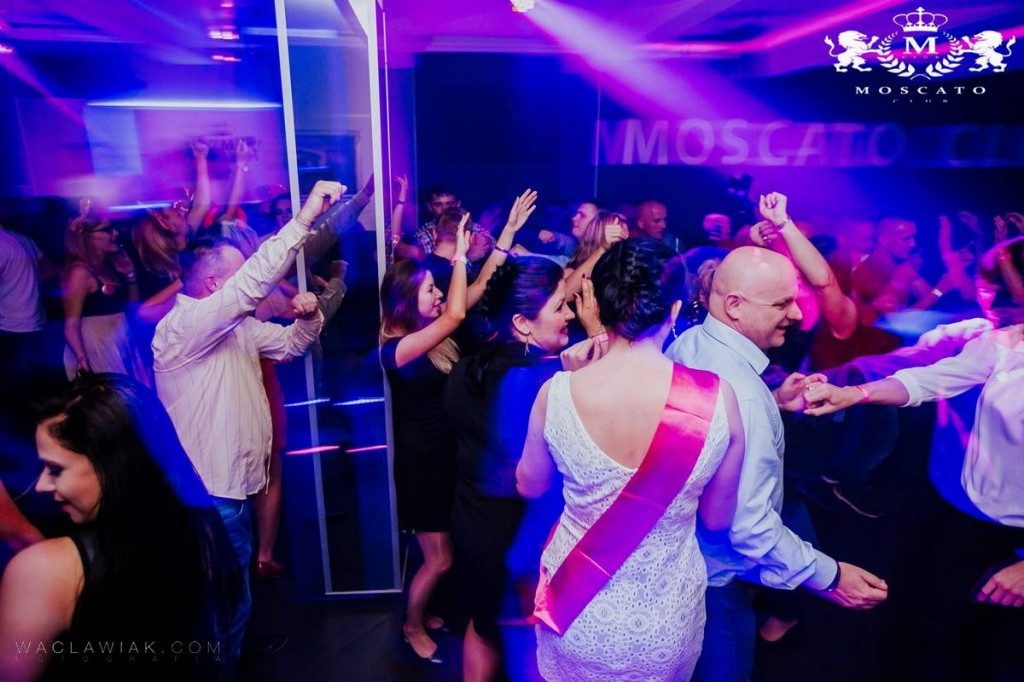 Moscato Club:  Dj Seli & Anwil Dance Team