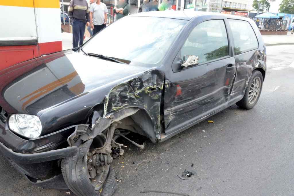Golf zderzył się z dwoma autobusami