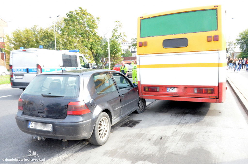 Golf zderzył się z dwoma autobusami