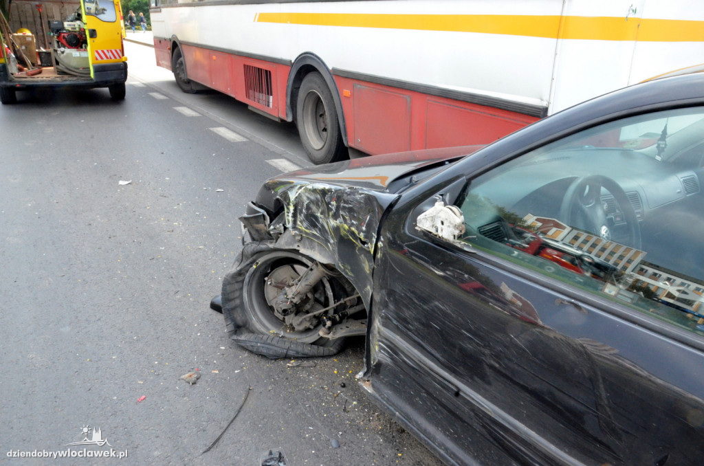 Golf zderzył się z dwoma autobusami