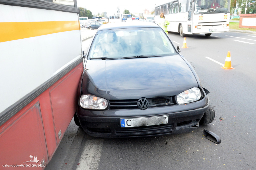 Golf zderzył się z dwoma autobusami