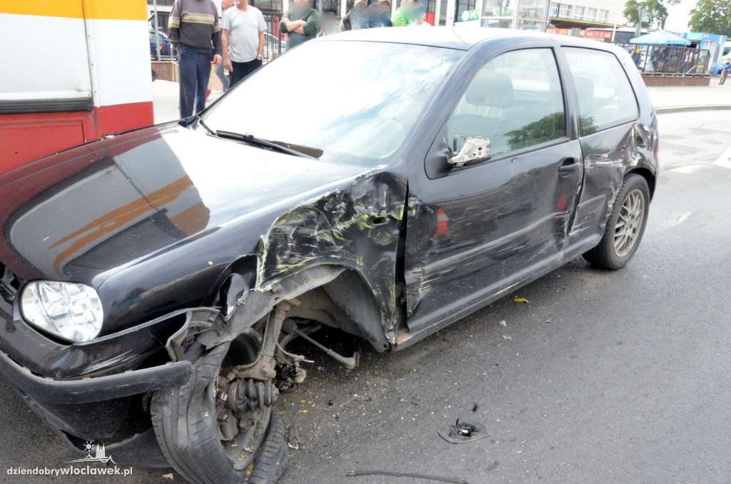 Golf zderzył się z dwoma autobusami