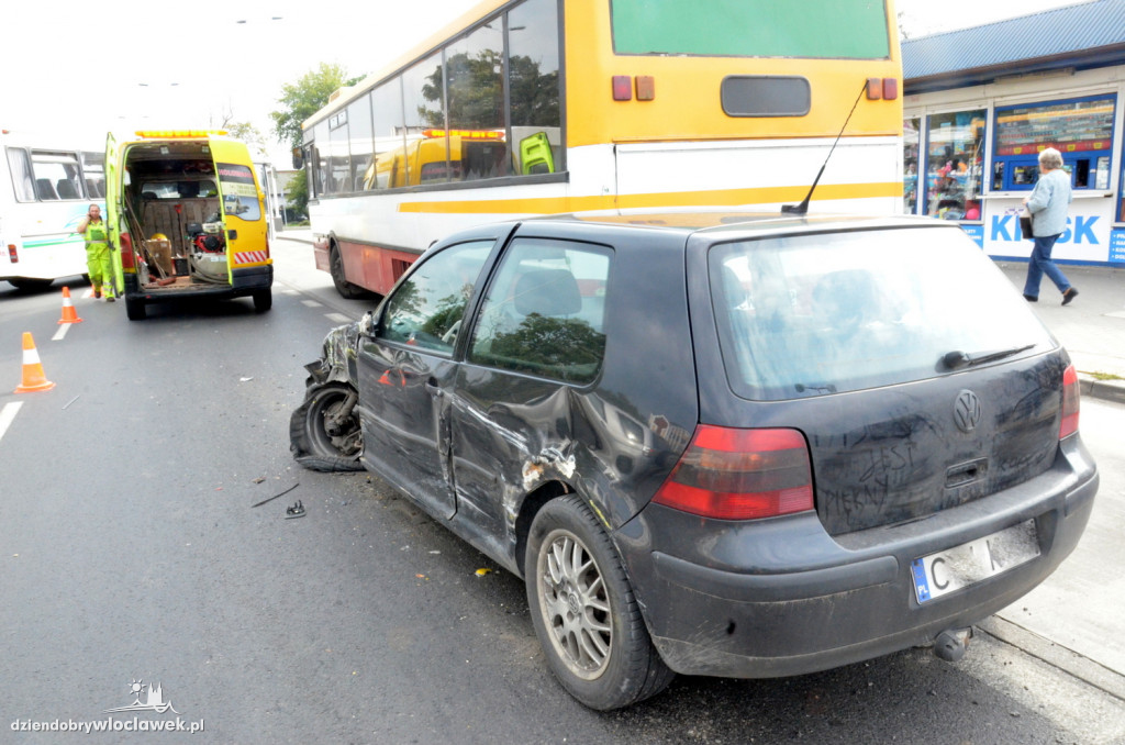 Golf zderzył się z dwoma autobusami
