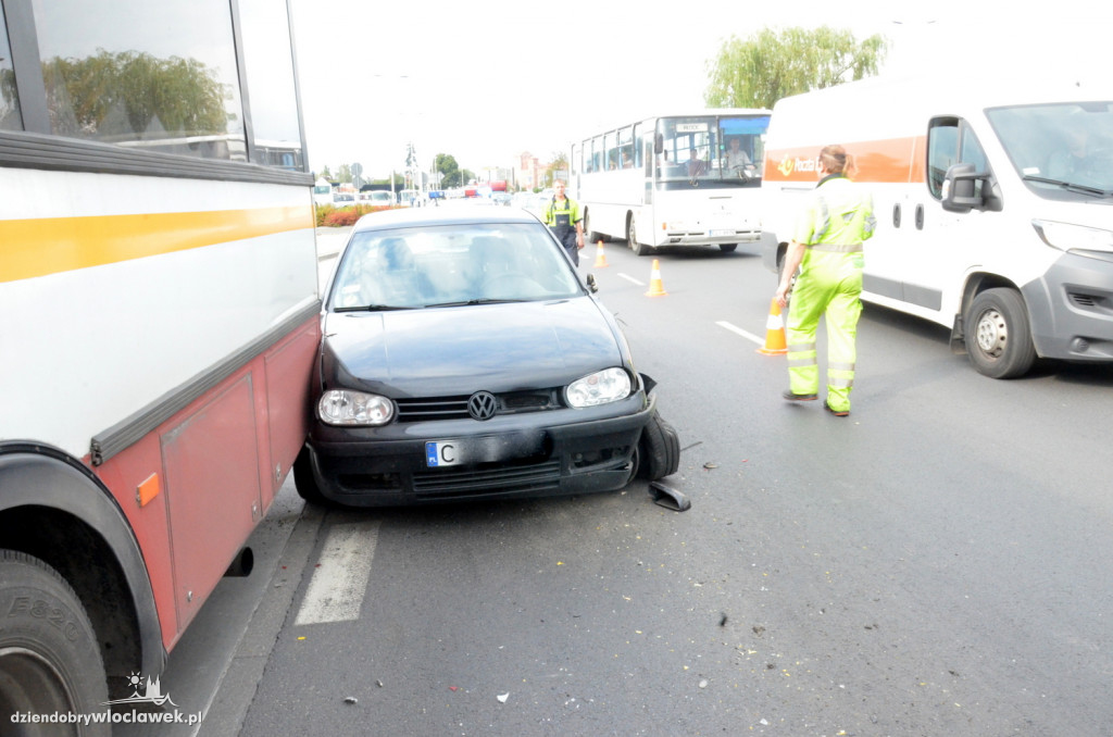 Golf zderzył się z dwoma autobusami