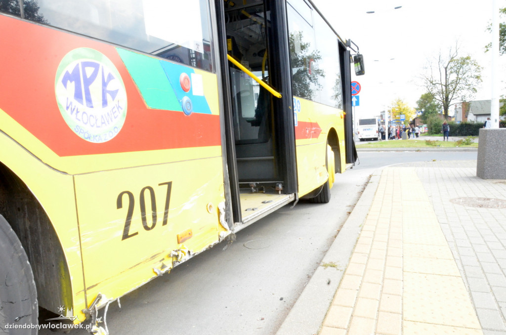 Golf zderzył się z dwoma autobusami