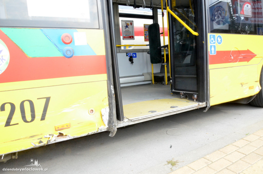 Golf zderzył się z dwoma autobusami