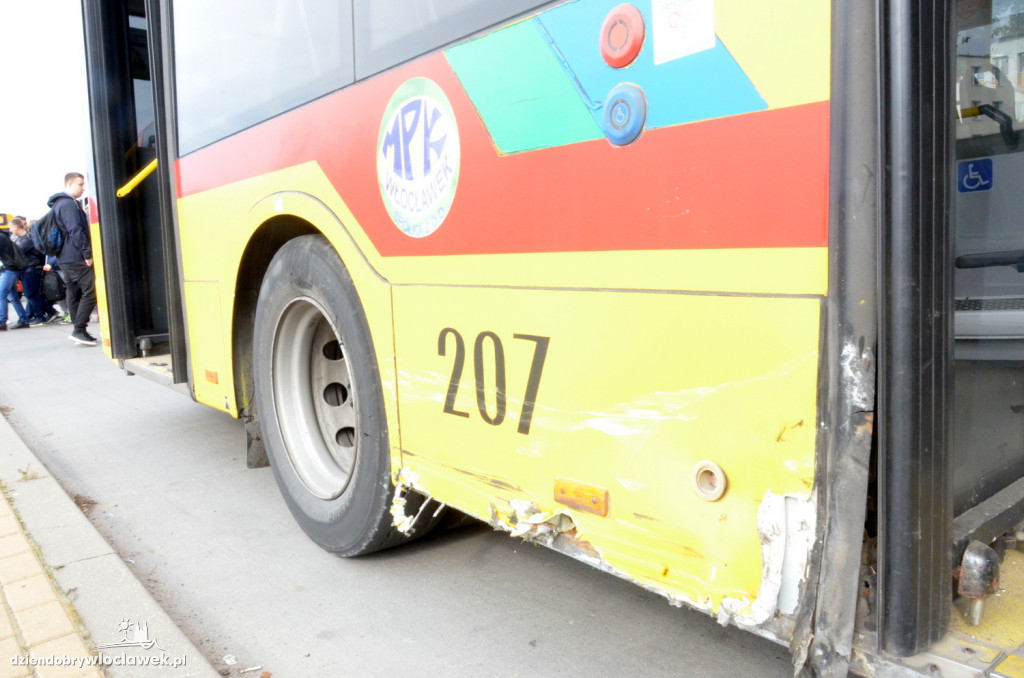 Golf zderzył się z dwoma autobusami