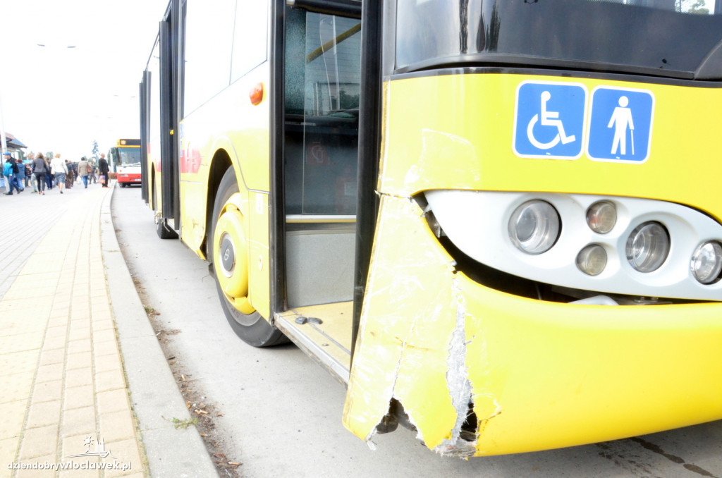 Golf zderzył się z dwoma autobusami