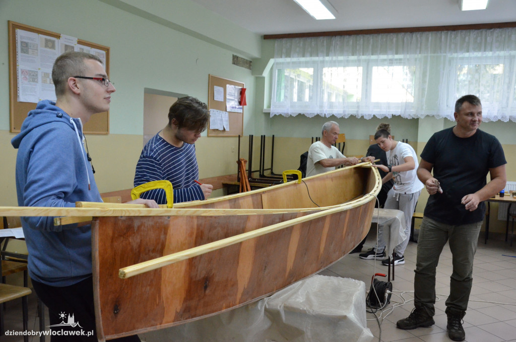 Uczniowie Elektryka budują łódź