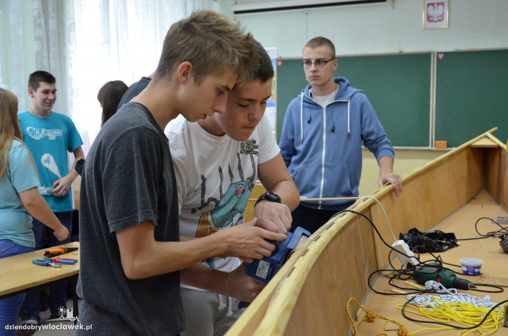 Uczniowie Elektryka budują łódź