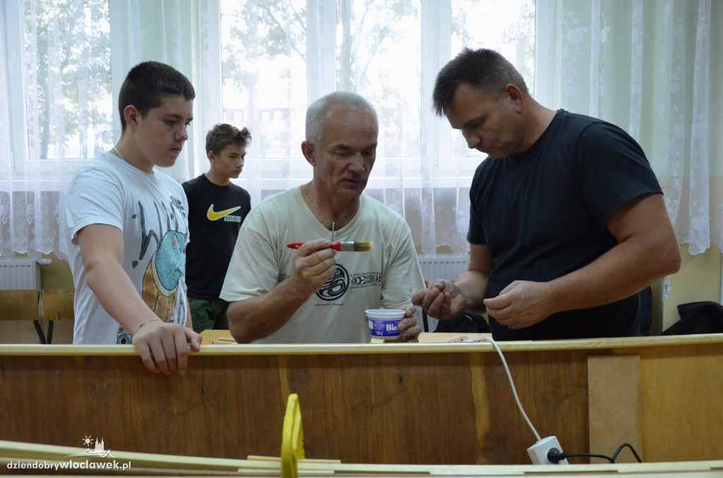 Uczniowie Elektryka budują łódź