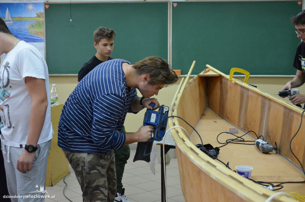 Uczniowie Elektryka budują łódź