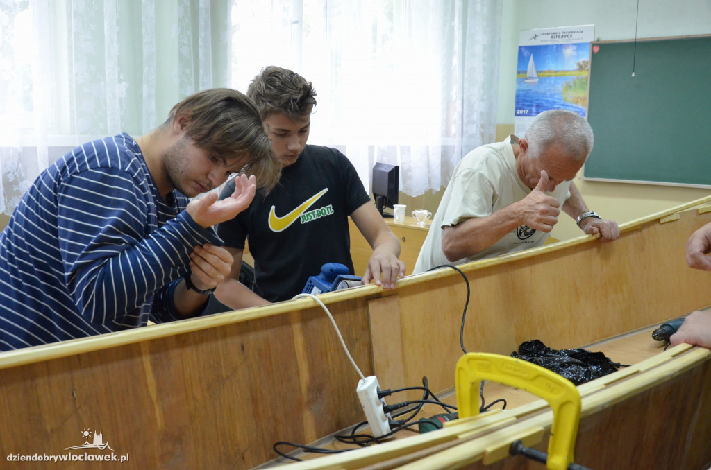 Uczniowie Elektryka budują łódź