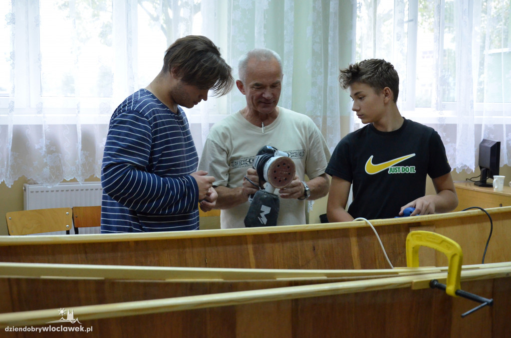 Uczniowie Elektryka budują łódź