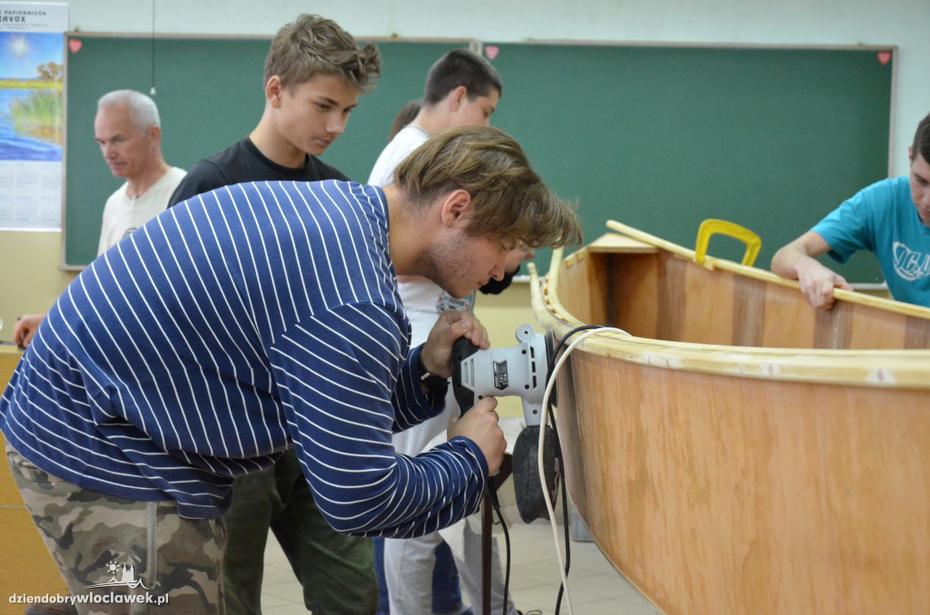 Uczniowie Elektryka budują łódź