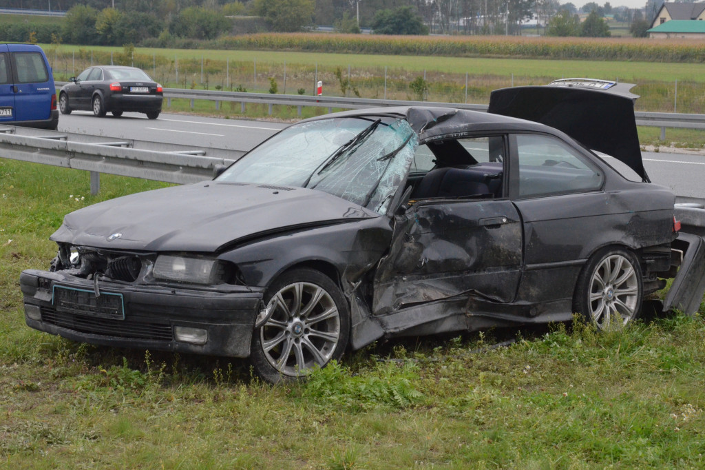 Zderzenie BMW i renault na autostradzie