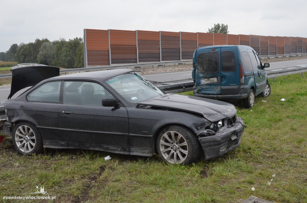 Zderzenie BMW i renault na autostradzie