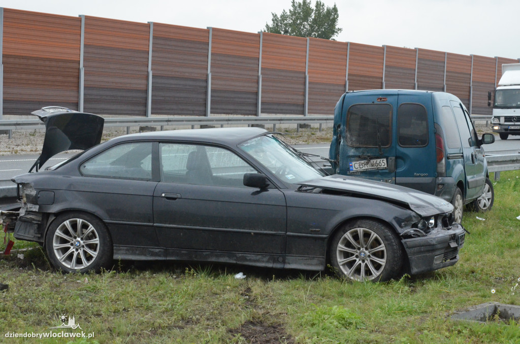 Zderzenie BMW i renault na autostradzie