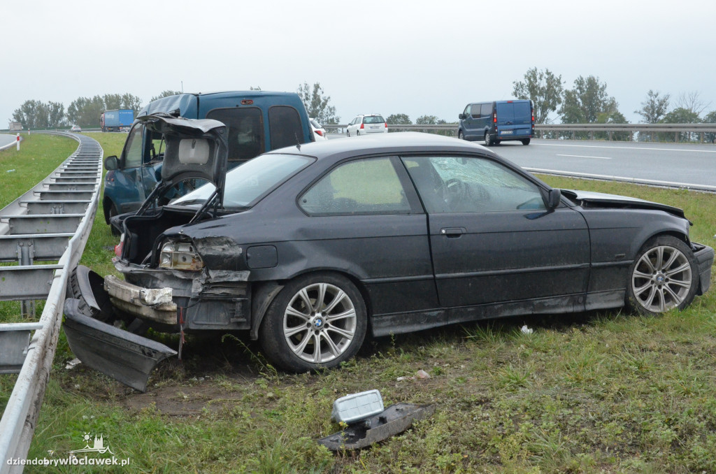 Zderzenie BMW i renault na autostradzie
